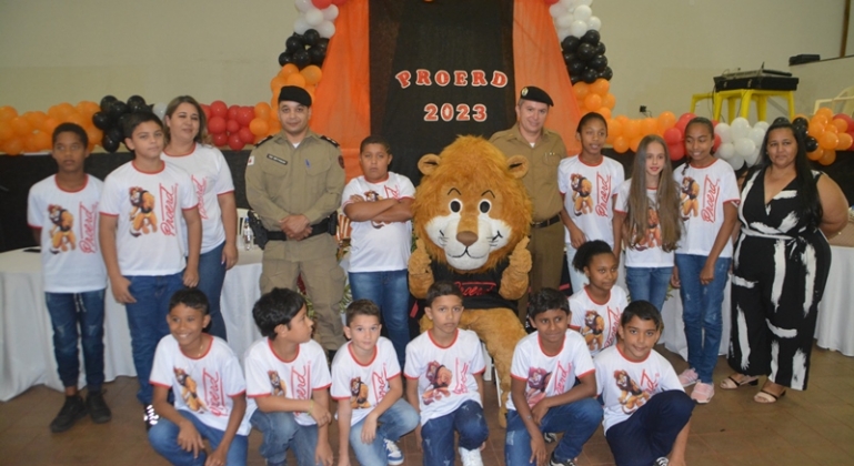  Com a presença de familiares dos alunos Polícia Militar de Lagoa Formosa realiza formatura do PROERD