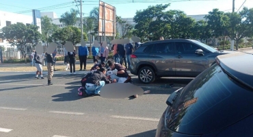 Casal em motocicleta fica ferido após colidir contra veículo na Avenida Marabá em Patos de Minas 