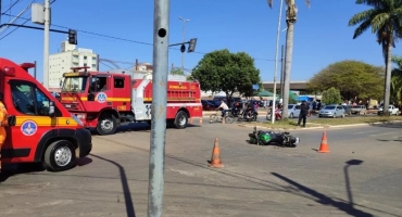 Motociclista fica ferido após colisão com caminhonete em cruzamento na cidade de Patos de Minas