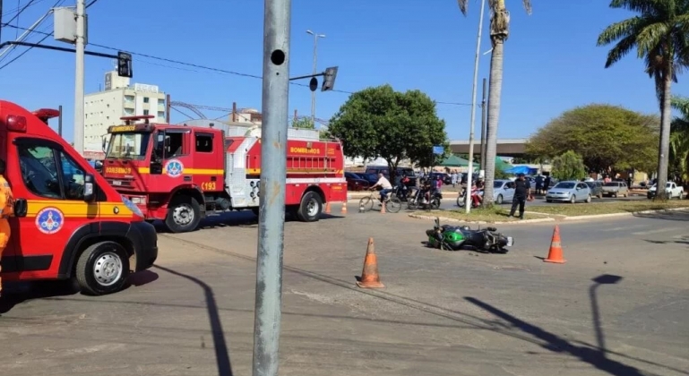 Motociclista fica ferido após colisão com caminhonete em cruzamento na cidade de Patos de Minas