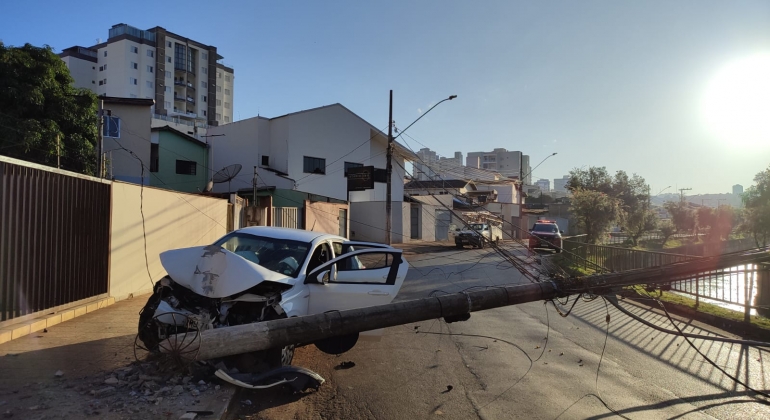 Patos de Minas - Carro colide contra poste de iluminação pública na avenida Fátima Porto 