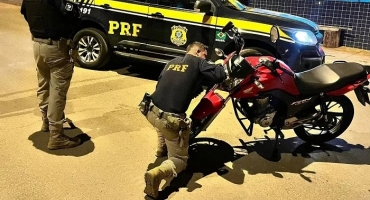 Polícia Rodoviária Federal recupera motocicleta furtada em São Paulo durante abordagem de ônibus na BR-365