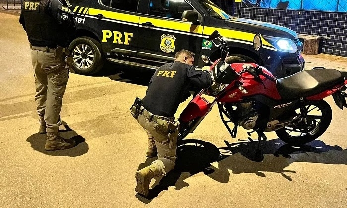 Polícia Rodoviária Federal recupera motocicleta furtada em São Paulo durante abordagem de ônibus na BR-365