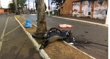 Motociclista de 33 anos morre ao colidir veículo contra coqueiro na Avenida Paracatu em Patos de Minas