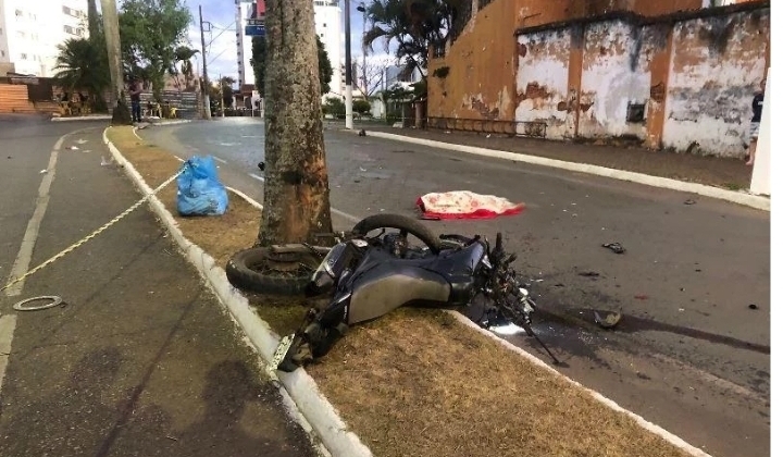 Motociclista de 33 anos morre ao colidir veículo contra coqueiro na Avenida Paracatu em Patos de Minas