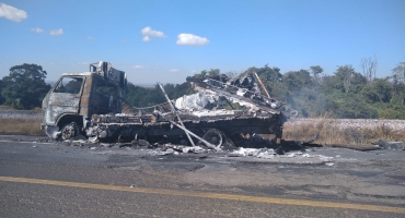 Caminhão baú fica destruído durante incêndio na BR-365 no município de Patrocínio