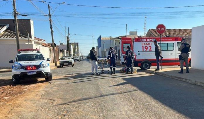 Carmo do Paranaíba – Acidente de trânsito envolvendo motocicleta deixa vítima ferida com suspeita de fratura no tornozelo