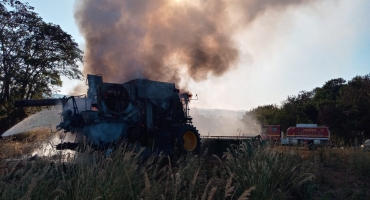 Colheitadeira fica destruída após pegar fogo em fazenda na zona rural de Patos de Minas