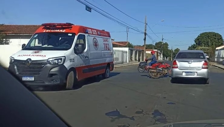 Patos de Minas - Carro avança parada obrigatória e é atingido por motociclista