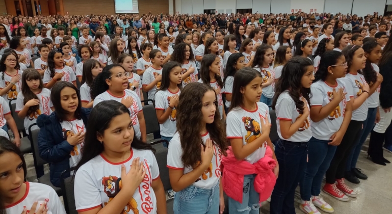 Mais de 700 alunos de diversas escolas de Patos de Minas participam de formatura do 