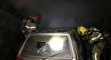 Incêndio em veículo dentro de garagem de residência em Patos de Minas mobiliza o Corpo de Bombeiros 