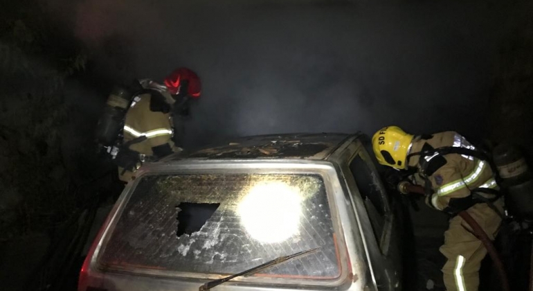 Incêndio em veículo dentro de garagem de residência em Patos de Minas mobiliza o Corpo de Bombeiros 