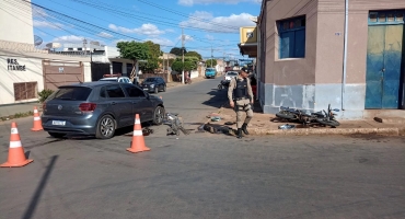 Patos de Minas - Veículo avança parada obrigatória e colide com motociclista