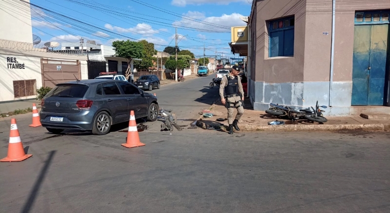 Patos de Minas - Veículo avança parada obrigatória e colide com motociclista