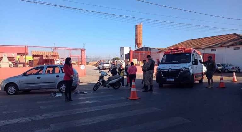 Acidente entre carro e motocicleta na rua Ouro Preto em Patos de Minas deixa uma pessoa ferida