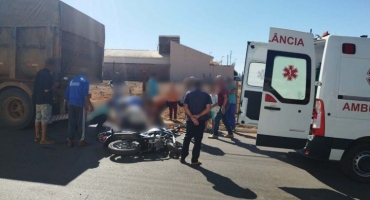 Motociclista que empinava roda dianteira colide em traseira de carreta estacionada e fica gravemente ferido; veja o vídeo