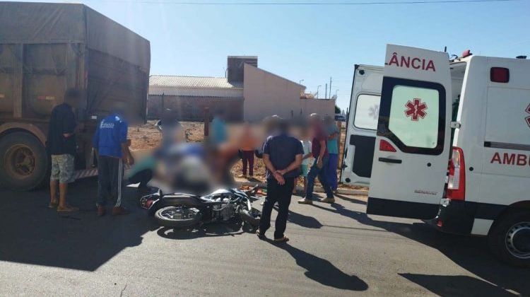 Motociclista que empinava roda dianteira colide em traseira de carreta estacionada e fica gravemente ferido; veja o vídeo