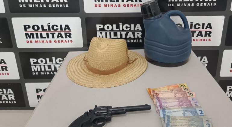 Autor de diversos furtos em Lagoa Formosa é preso pela Polícia Militar mexendo em caminhão estacionado