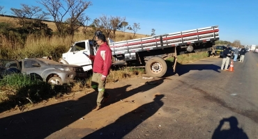 Duas pessoas morrem em grave acidente entre carro e caminhão na BR-365, próximo a Patrocínio