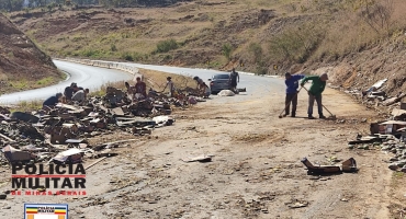 Caminhão carregado com mangas tomba na BR-146 em Serra do Salitre