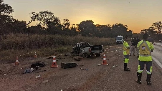 Patense morre em colisão frontal entre picape e carreta bitrem na BR-040