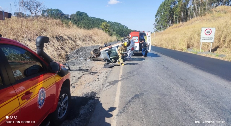 Mulher grávida fica ferida após capotamento de veículo na “Curva da Morte” da BR-365