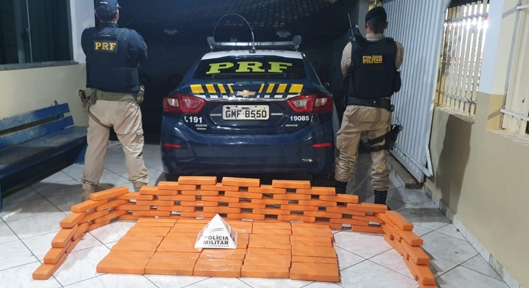 Após nove horas de perseguição PRF de Patos de Minas aborda veículo com 113 quilos de maconha