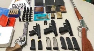 Polícia Militar localiza pistolas, revólver, carabinas e muitas munições em propriedade na zona rural de Monte Carmelo