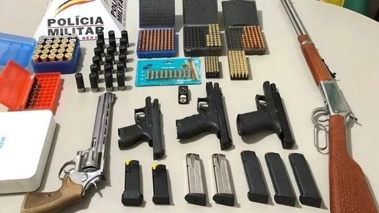 Polícia Militar localiza pistolas, revólver, carabinas e muitas munições em propriedade na zona rural de Monte Carmelo