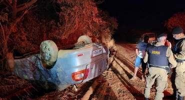 Capotamento de veículo na zona rural de Patos de Minas deixa condutor ferido