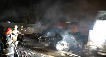 Corpo de Bombeiros de Patos de Minas combate incêndio em empresa de reciclagem 