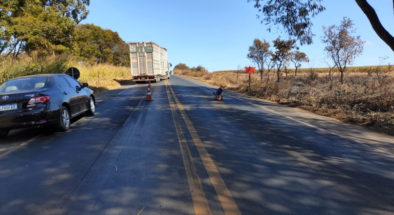 Polícia Rodoviária Federal de Patos de Minas encontra rapaz em surto psicótico deitado na BR-365