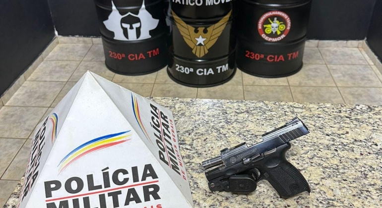 Arma furtada de policial penal é recuperada durante abordagem na cidade de Patos de Minas 