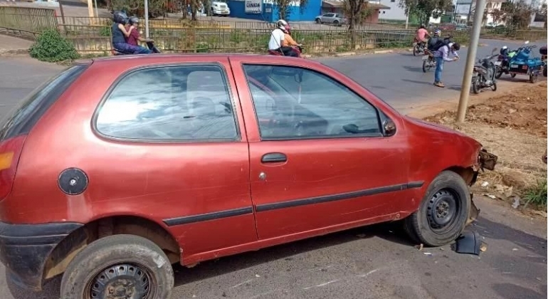 Motorista perde controle direcional após automóvel apresentar problemas no sistema de freios e bate carro em motocicletas