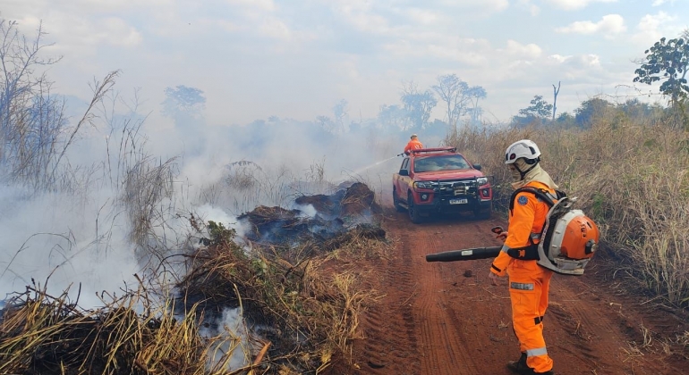 Corpo de Bombeiros combate incêndio na Mata do Catingueiro em Patos de Minas