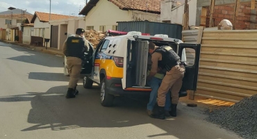 Carmo do Paranaíba – Homem é monitorado pelas câmeras do 