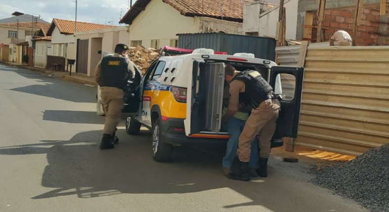 Carmo do Paranaíba – Homem é monitorado pelas câmeras do 