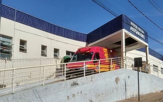 Patos de Minas - Coletor de lixo é atacado por cão da raça pitbull no bairro Residencial Sorriso