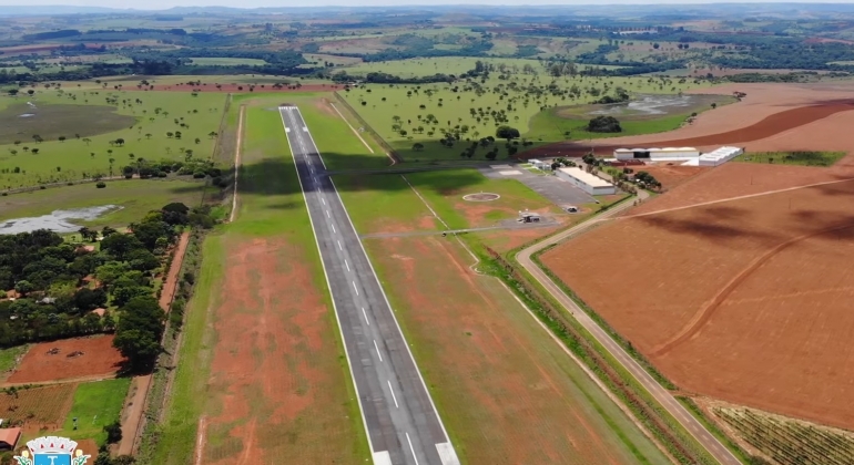 Prefeito de Patos de Minas discute em Brasília ampliação do aeroporto e possível concessão