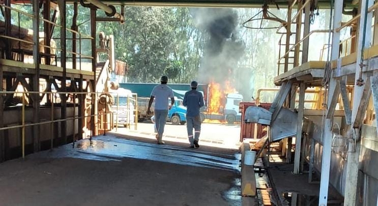 Caminhão pega fogo em pátio de fábrica na cidade de Patos de Minas