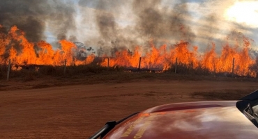 Corpo de Bombeiros combate incêndio próximo do Ribeirão da Cota