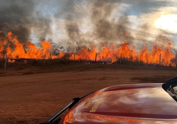 Corpo de Bombeiros combate incêndio próximo do Ribeirão da Cota