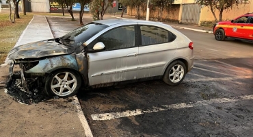 Patos de Minas - Incêndio em veículo mobiliza Corpo de Bombeiros na Praça Pacífico Soares 