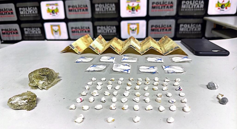 Condutora de veículo é flagrada com 64 pedras de crack, maconha e cocaína em rodovia próximo a Romaria