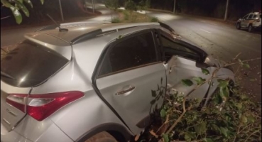 Patos de Minas - Motorista foge após bater carro em árvore na Avenida Fátima Porto