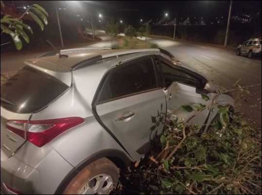 Patos de Minas - Motorista foge após bater carro em árvore na Avenida Fátima Porto