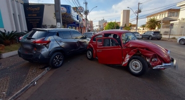 Motorista de Fusca é arremessado para fora de veículo durante acidente em Patos de Minas 