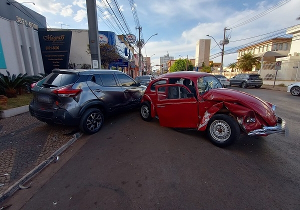 Motorista de Fusca é arremessado para fora de veículo durante acidente em Patos de Minas 