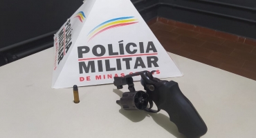 Carmo do Paranaíba – Após ameaças, Polícia Militar apreende arma de fogo e encaminha suspeito para a delegacia