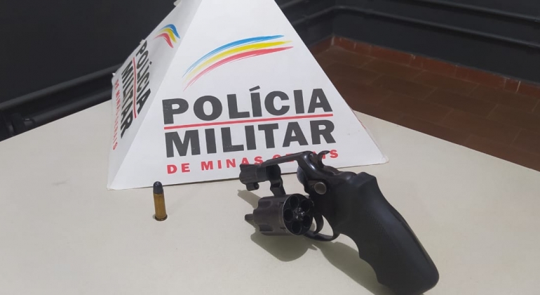 Carmo do Paranaíba – Após ameaças, Polícia Militar apreende arma de fogo e encaminha suspeito para a delegacia